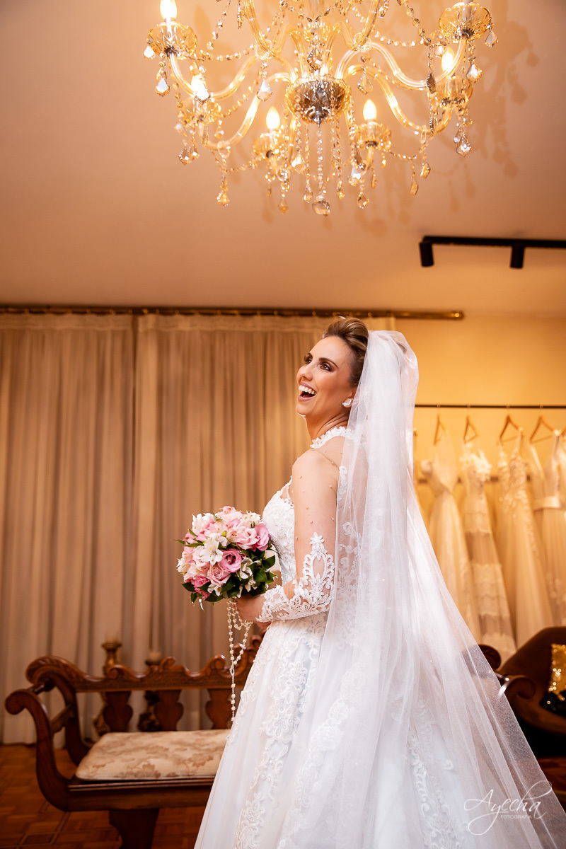 La casa da noiva; Santuário Nossa Senhora de Lourdes; Noivas curitibanas; noivas de curitiba; fotografo de casamento curitiba; fotografia de casamento curitiba; casamento na igreja; ensaio dos noivos; teatro paiol; 
