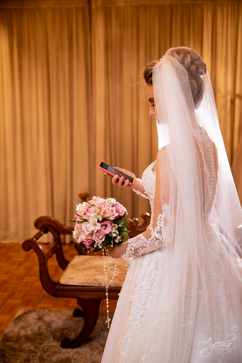 La casa da noiva; Santuário Nossa Senhora de Lourdes; Noivas curitibanas; noivas de curitiba; fotografo de casamento curitiba; fotografia de casamento curitiba; casamento na igreja; ensaio dos noivos; teatro paiol; 