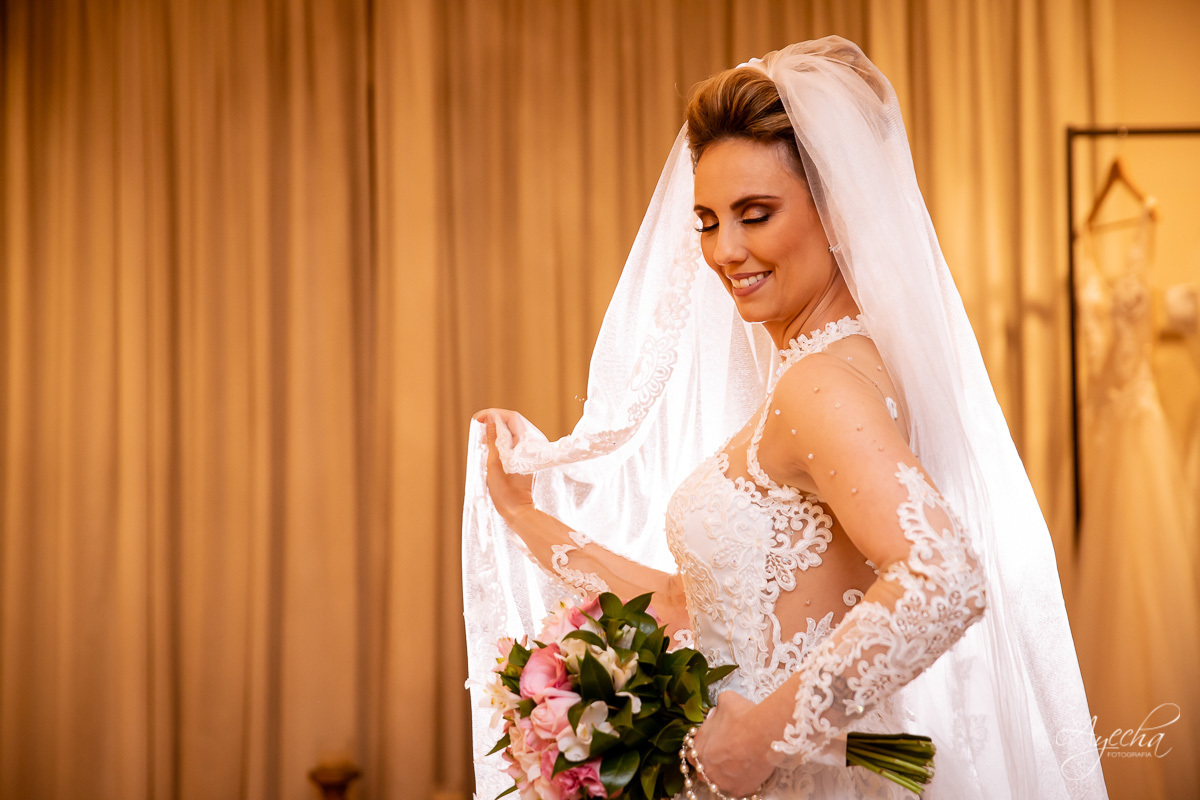La casa da noiva; Santuário Nossa Senhora de Lourdes; Noivas curitibanas; noivas de curitiba; fotografo de casamento curitiba; fotografia de casamento curitiba; casamento na igreja; ensaio dos noivos; teatro paiol; 