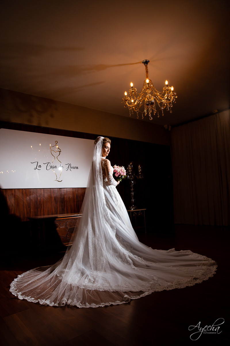 La casa da noiva; Santuário Nossa Senhora de Lourdes; Noivas curitibanas; noivas de curitiba; fotografo de casamento curitiba; fotografia de casamento curitiba; casamento na igreja; ensaio dos noivos; teatro paiol; 