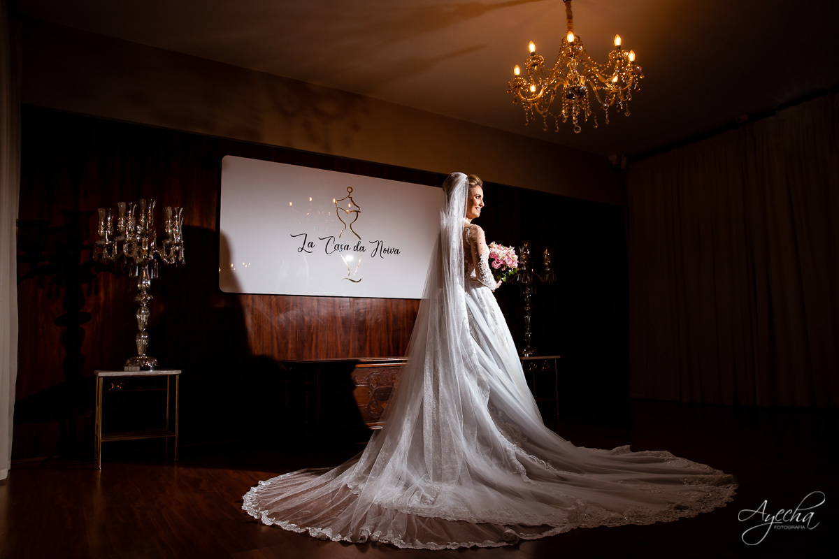 La casa da noiva; Santuário Nossa Senhora de Lourdes; Noivas curitibanas; noivas de curitiba; fotografo de casamento curitiba; fotografia de casamento curitiba; casamento na igreja; ensaio dos noivos; teatro paiol; 