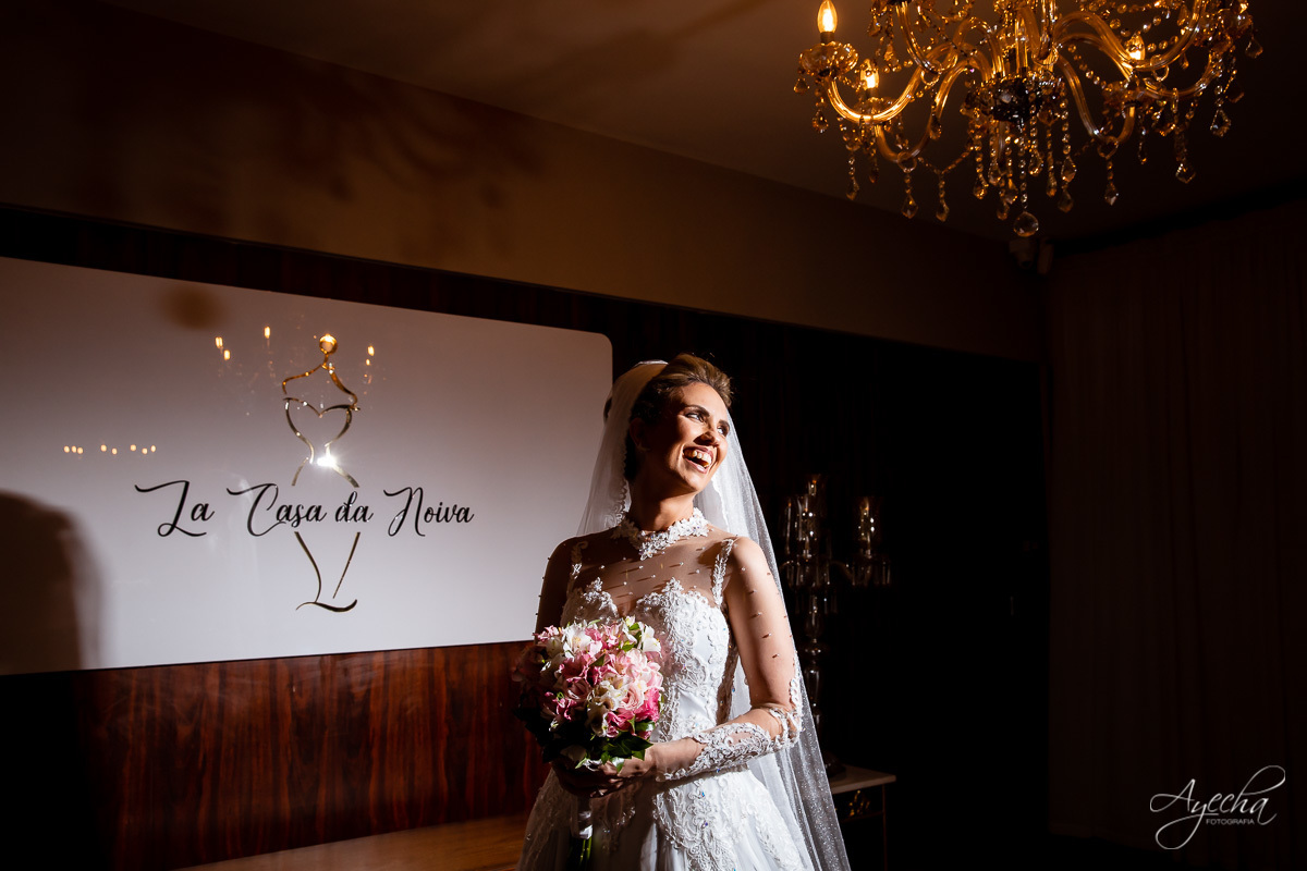 La casa da noiva; Santuário Nossa Senhora de Lourdes; Noivas curitibanas; noivas de curitiba; fotografo de casamento curitiba; fotografia de casamento curitiba; casamento na igreja; ensaio dos noivos; teatro paiol; 