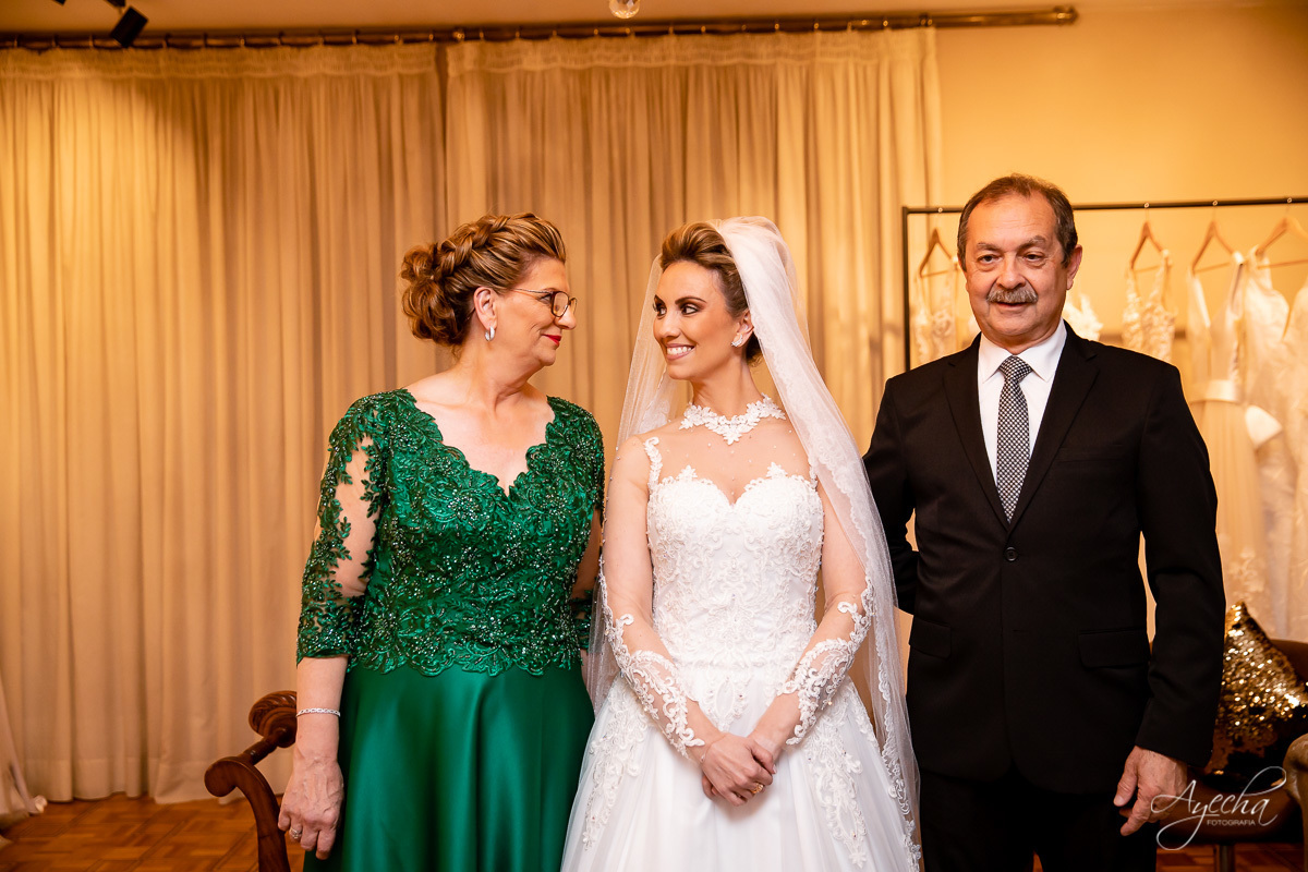 La casa da noiva; Santuário Nossa Senhora de Lourdes; Noivas curitibanas; noivas de curitiba; fotografo de casamento curitiba; fotografia de casamento curitiba; casamento na igreja; ensaio dos noivos; teatro paiol; 