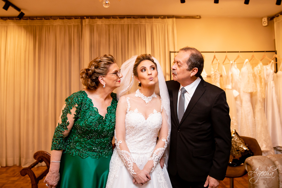 La casa da noiva; Santuário Nossa Senhora de Lourdes; Noivas curitibanas; noivas de curitiba; fotografo de casamento curitiba; fotografia de casamento curitiba; casamento na igreja; ensaio dos noivos; teatro paiol; 