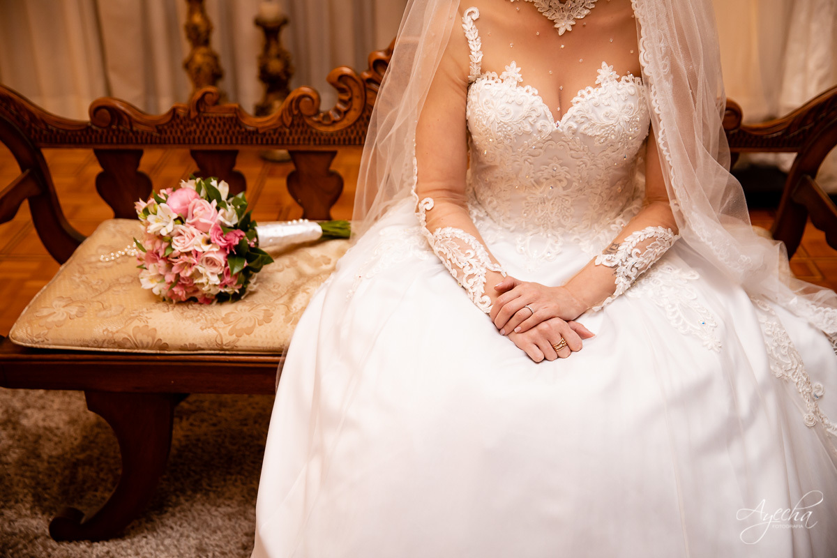 La casa da noiva; Santuário Nossa Senhora de Lourdes; Noivas curitibanas; noivas de curitiba; fotografo de casamento curitiba; fotografia de casamento curitiba; casamento na igreja; ensaio dos noivos; teatro paiol; 