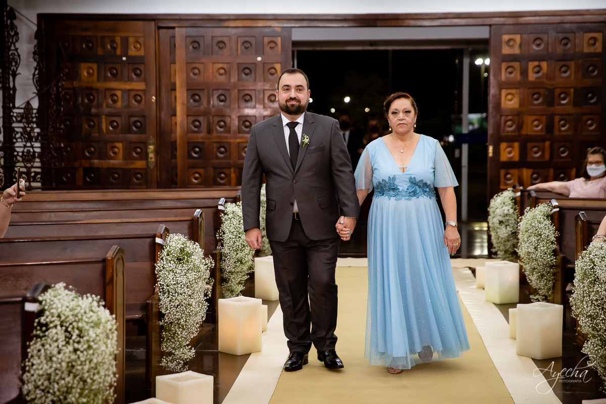 La casa da noiva; Santuário Nossa Senhora de Lourdes; Noivas curitibanas; noivas de curitiba; fotografo de casamento curitiba; fotografia de casamento curitiba; casamento na igreja; ensaio dos noivos; teatro paiol; 