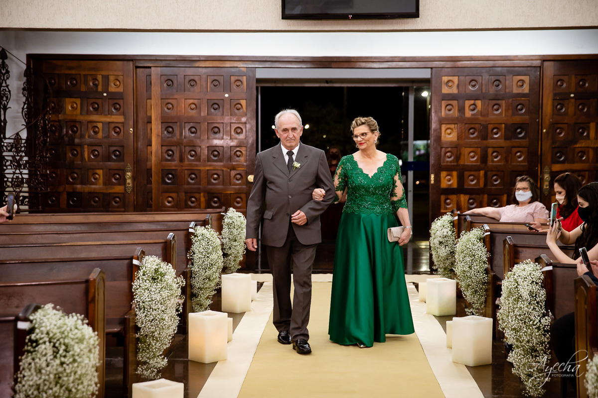 La casa da noiva; Santuário Nossa Senhora de Lourdes; Noivas curitibanas; noivas de curitiba; fotografo de casamento curitiba; fotografia de casamento curitiba; casamento na igreja; ensaio dos noivos; teatro paiol; 