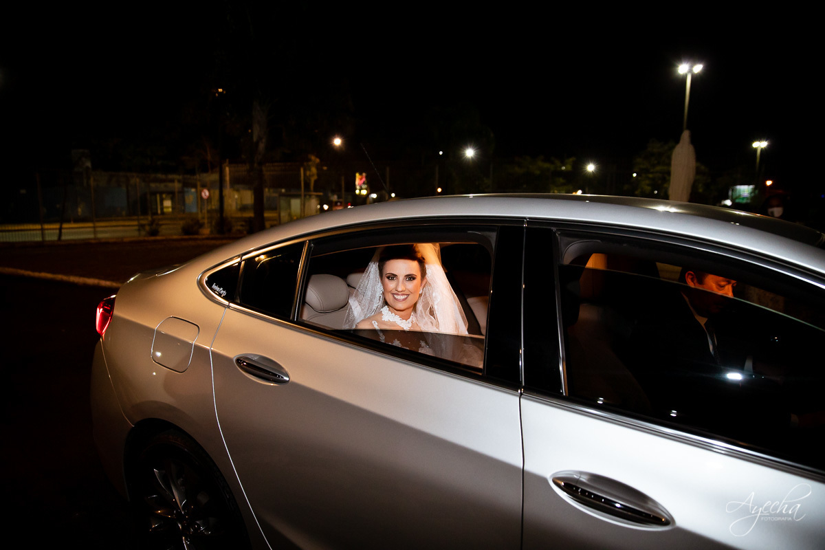 La casa da noiva; Santuário Nossa Senhora de Lourdes; Noivas curitibanas; noivas de curitiba; fotografo de casamento curitiba; fotografia de casamento curitiba; casamento na igreja; ensaio dos noivos; teatro paiol; 