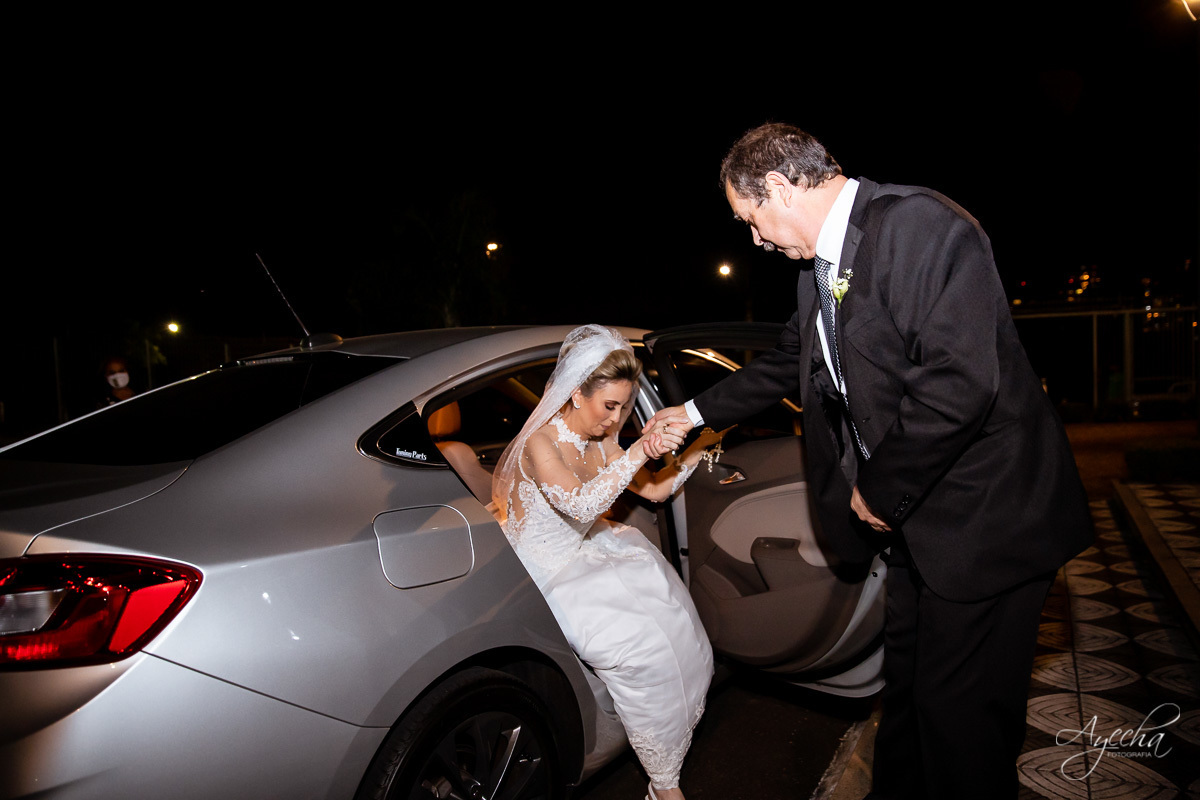 La casa da noiva; Santuário Nossa Senhora de Lourdes; Noivas curitibanas; noivas de curitiba; fotografo de casamento curitiba; fotografia de casamento curitiba; casamento na igreja; ensaio dos noivos; teatro paiol; 