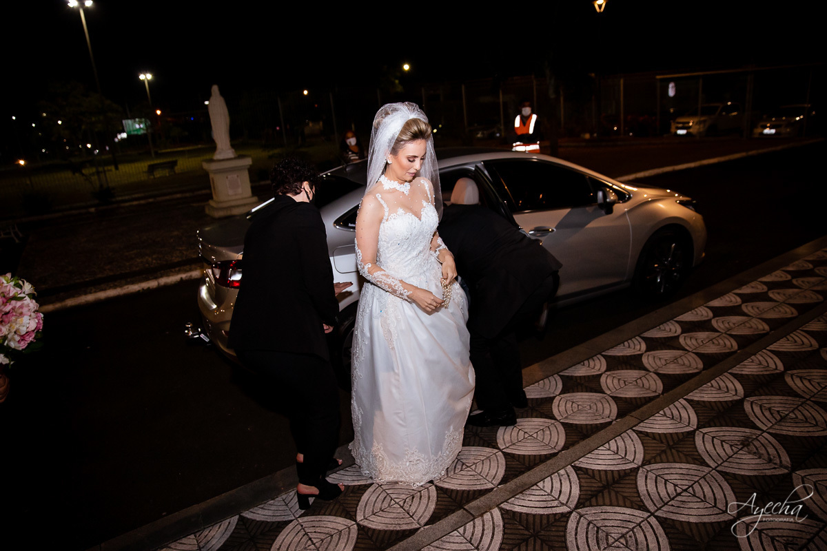 La casa da noiva; Santuário Nossa Senhora de Lourdes; Noivas curitibanas; noivas de curitiba; fotografo de casamento curitiba; fotografia de casamento curitiba; casamento na igreja; ensaio dos noivos; teatro paiol; 