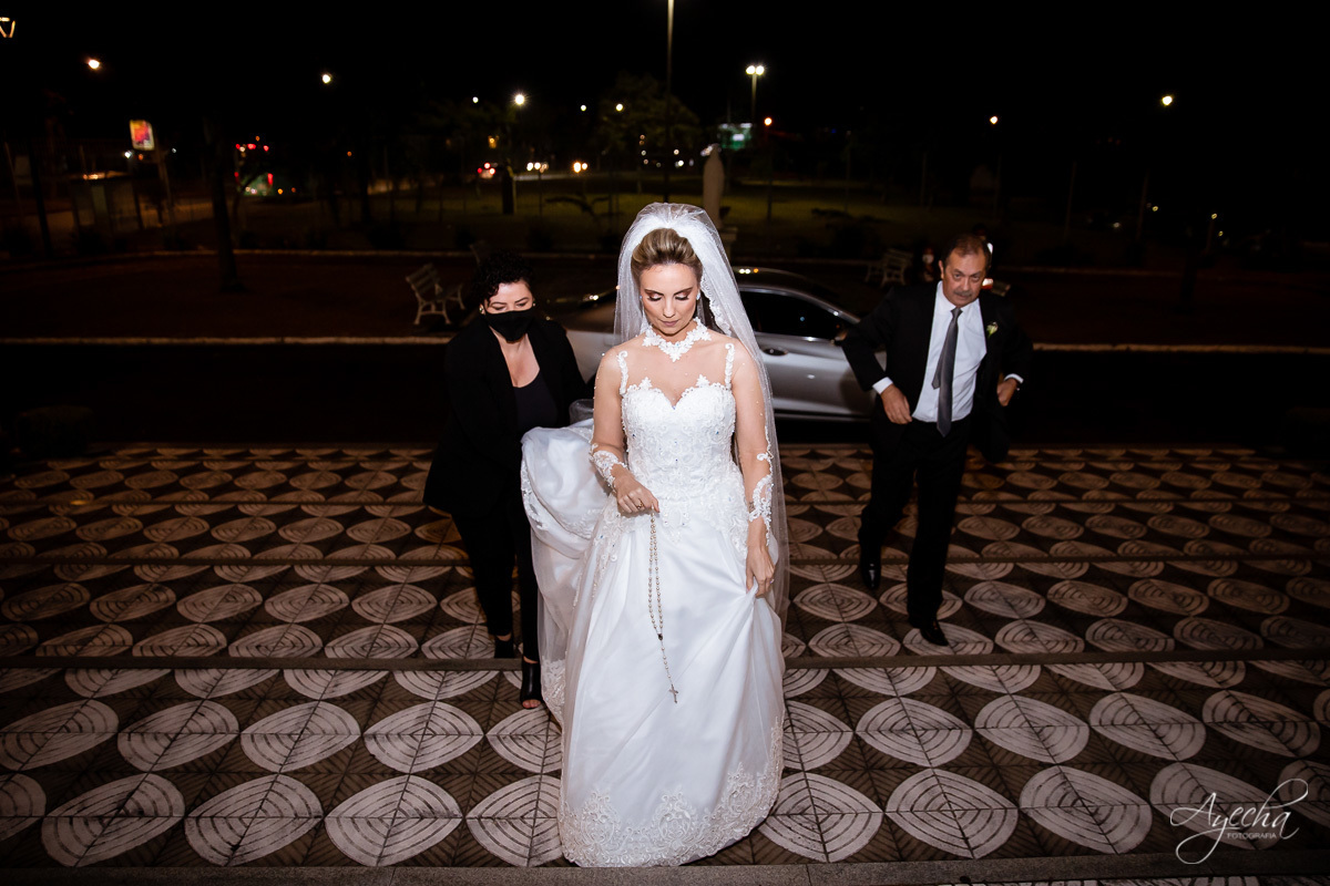 La casa da noiva; Santuário Nossa Senhora de Lourdes; Noivas curitibanas; noivas de curitiba; fotografo de casamento curitiba; fotografia de casamento curitiba; casamento na igreja; ensaio dos noivos; teatro paiol; 