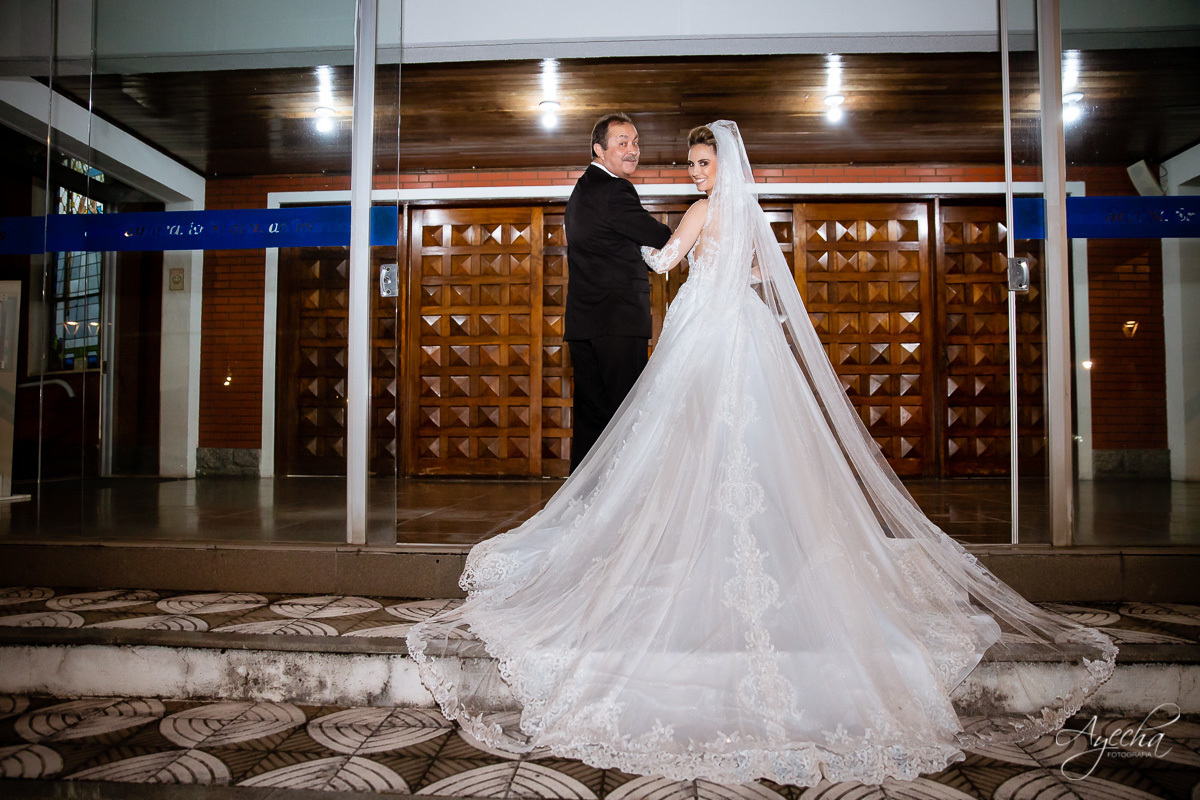 La casa da noiva; Santuário Nossa Senhora de Lourdes; Noivas curitibanas; noivas de curitiba; fotografo de casamento curitiba; fotografia de casamento curitiba; casamento na igreja; ensaio dos noivos; teatro paiol; 