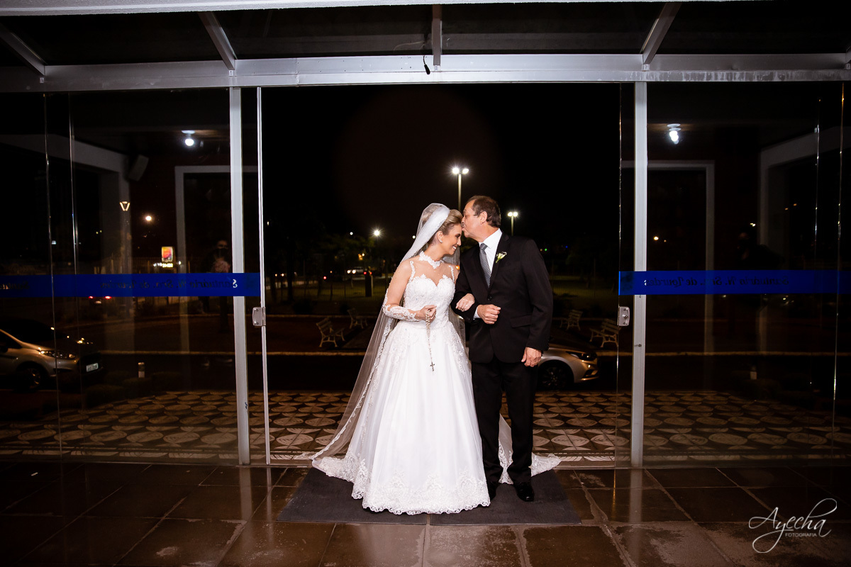 La casa da noiva; Santuário Nossa Senhora de Lourdes; Noivas curitibanas; noivas de curitiba; fotografo de casamento curitiba; fotografia de casamento curitiba; casamento na igreja; ensaio dos noivos; teatro paiol; 