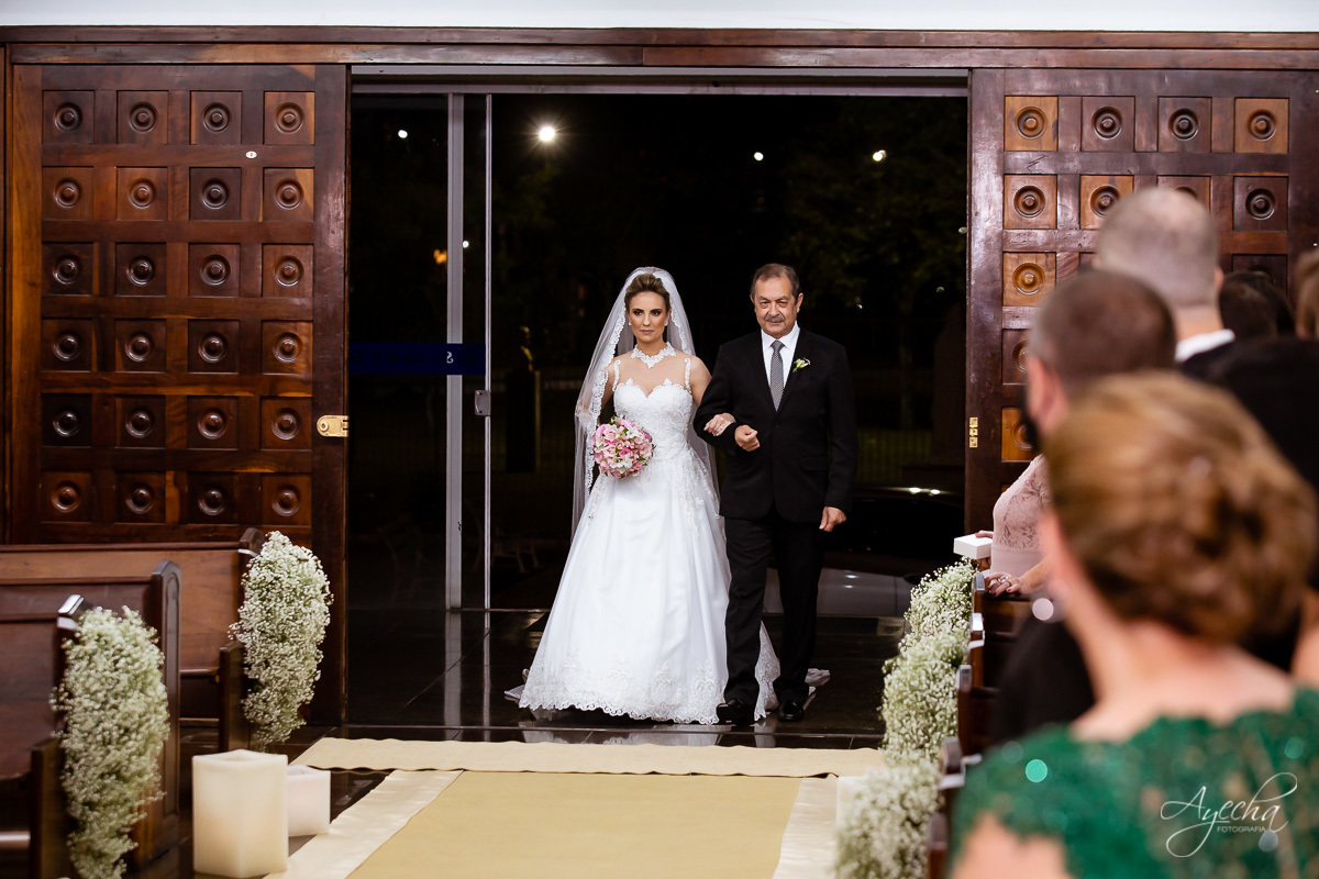 La casa da noiva; Santuário Nossa Senhora de Lourdes; Noivas curitibanas; noivas de curitiba; fotografo de casamento curitiba; fotografia de casamento curitiba; casamento na igreja; ensaio dos noivos; teatro paiol; 