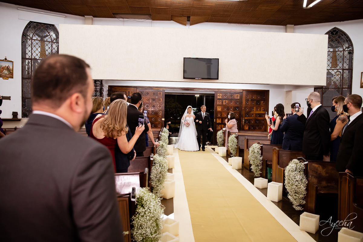 La casa da noiva; Santuário Nossa Senhora de Lourdes; Noivas curitibanas; noivas de curitiba; fotografo de casamento curitiba; fotografia de casamento curitiba; casamento na igreja; ensaio dos noivos; teatro paiol; deborah ayecha fotografia;