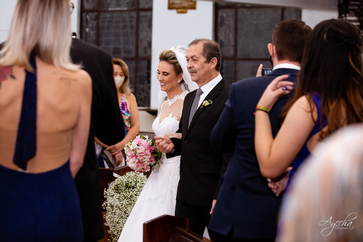 La casa da noiva; Santuário Nossa Senhora de Lourdes; Noivas curitibanas; noivas de curitiba; fotografo de casamento curitiba; fotografia de casamento curitiba; casamento na igreja; ensaio dos noivos; teatro paiol; deborah ayecha fotografia;