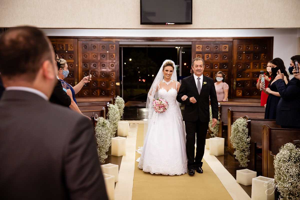 La casa da noiva; Santuário Nossa Senhora de Lourdes; Noivas curitibanas; noivas de curitiba; fotografo de casamento curitiba; fotografia de casamento curitiba; casamento na igreja; ensaio dos noivos; teatro paiol; deborah ayecha fotografia;