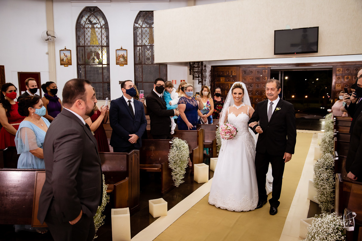 La casa da noiva; Santuário Nossa Senhora de Lourdes; Noivas curitibanas; noivas de curitiba; fotografo de casamento curitiba; fotografia de casamento curitiba; casamento na igreja; ensaio dos noivos; teatro paiol; deborah ayecha fotografia;