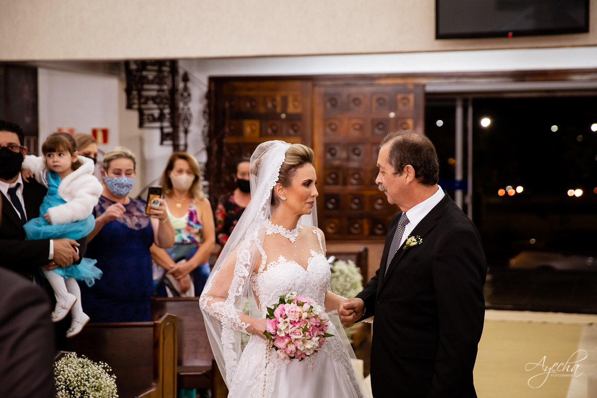La casa da noiva; Santuário Nossa Senhora de Lourdes; Noivas curitibanas; noivas de curitiba; fotografo de casamento curitiba; fotografia de casamento curitiba; casamento na igreja; ensaio dos noivos; teatro paiol; deborah ayecha fotografia;