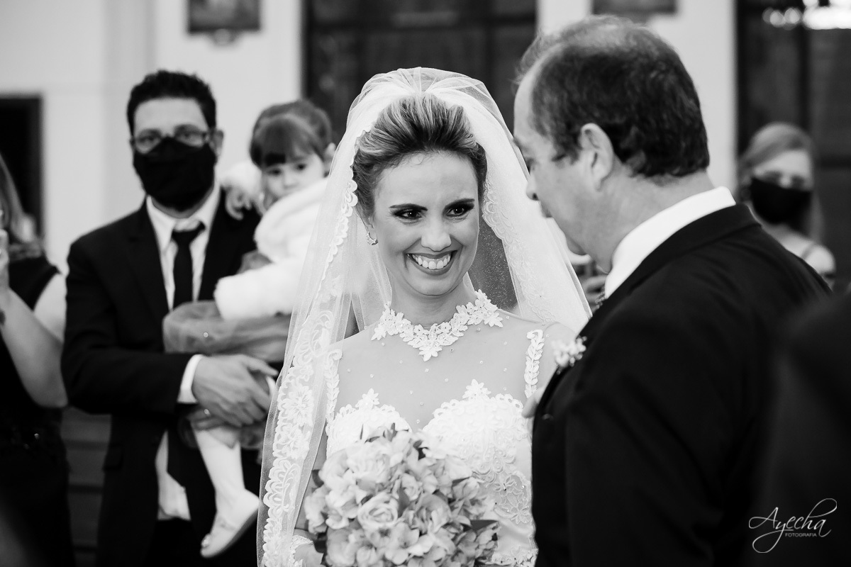 La casa da noiva; Santuário Nossa Senhora de Lourdes; Noivas curitibanas; noivas de curitiba; fotografo de casamento curitiba; fotografia de casamento curitiba; casamento na igreja; ensaio dos noivos; teatro paiol; deborah ayecha fotografia;