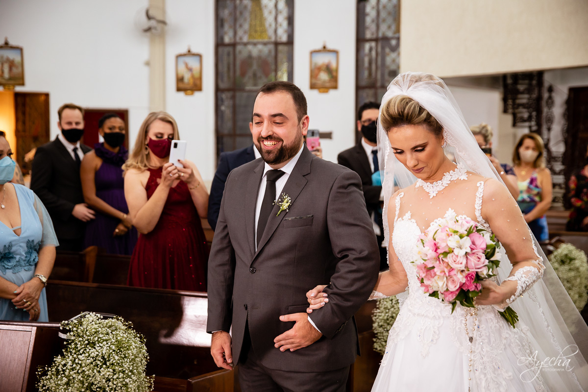La casa da noiva; Santuário Nossa Senhora de Lourdes; Noivas curitibanas; noivas de curitiba; fotografo de casamento curitiba; fotografia de casamento curitiba; casamento na igreja; ensaio dos noivos; teatro paiol; deborah ayecha fotografia;