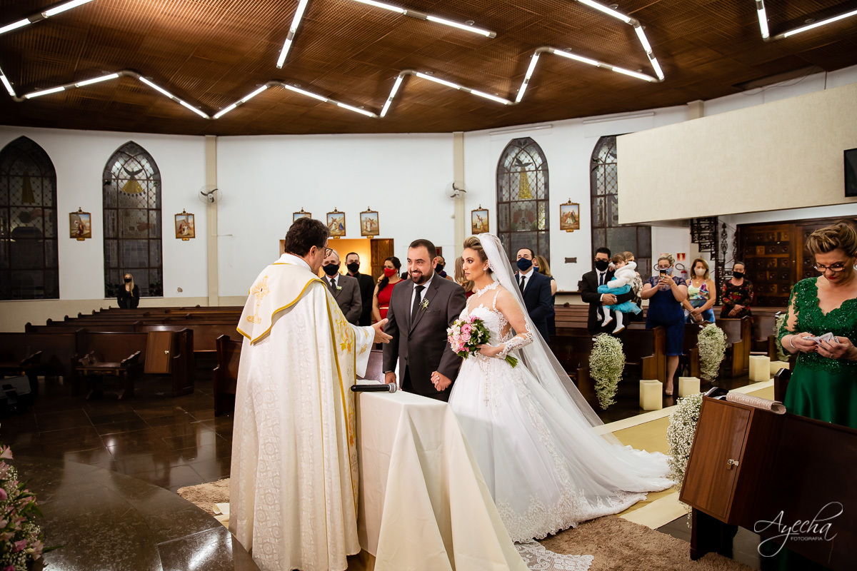 La casa da noiva; Santuário Nossa Senhora de Lourdes; Noivas curitibanas; noivas de curitiba; fotografo de casamento curitiba; fotografia de casamento curitiba; casamento na igreja; ensaio dos noivos; teatro paiol; deborah ayecha fotografia;