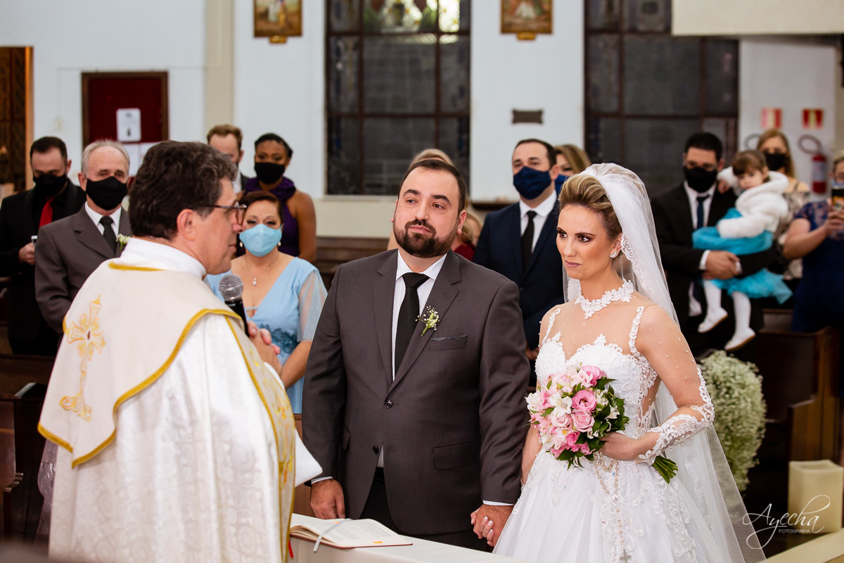 La casa da noiva; Santuário Nossa Senhora de Lourdes; Noivas curitibanas; noivas de curitiba; fotografo de casamento curitiba; fotografia de casamento curitiba; casamento na igreja; ensaio dos noivos; teatro paiol; deborah ayecha fotografia;