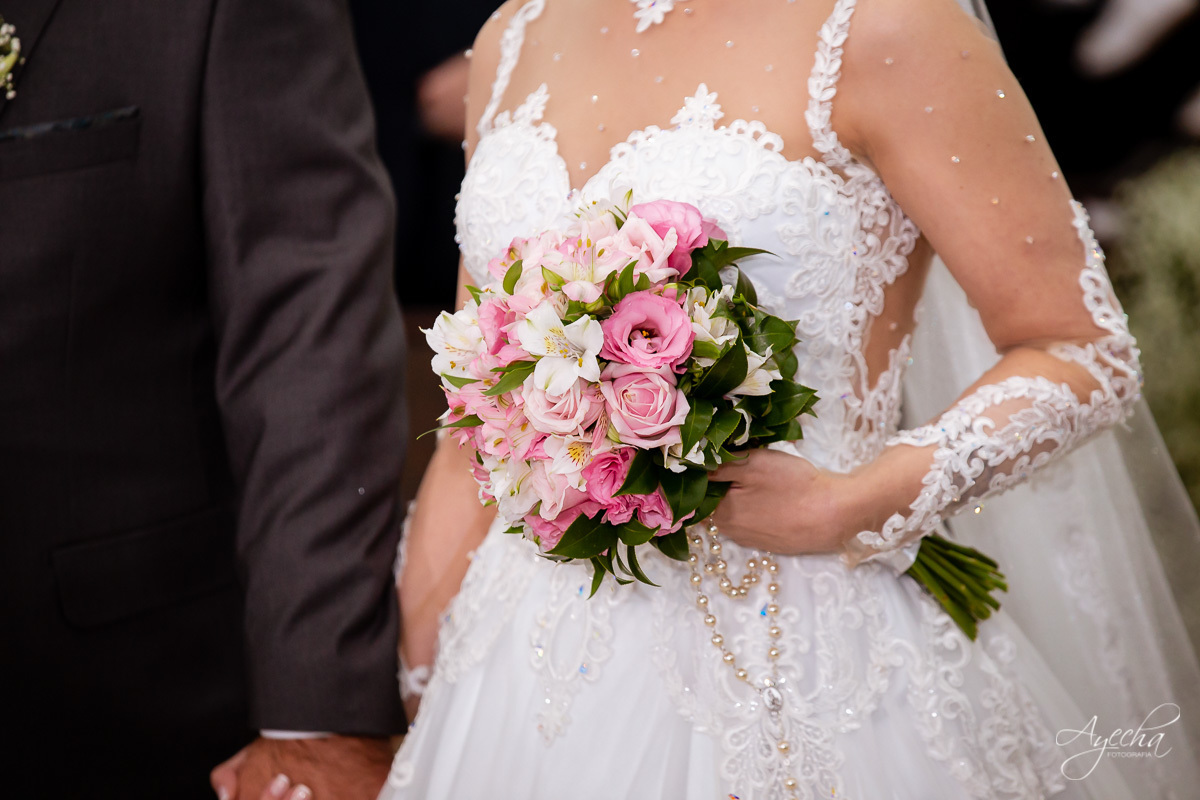 La casa da noiva; Santuário Nossa Senhora de Lourdes; Noivas curitibanas; noivas de curitiba; fotografo de casamento curitiba; fotografia de casamento curitiba; casamento na igreja; ensaio dos noivos; teatro paiol; deborah ayecha fotografia;