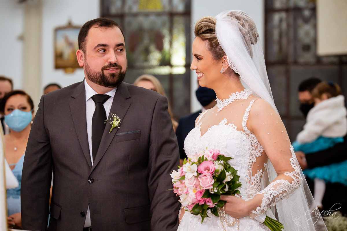 La casa da noiva; Santuário Nossa Senhora de Lourdes; Noivas curitibanas; noivas de curitiba; fotografo de casamento curitiba; fotografia de casamento curitiba; casamento na igreja; ensaio dos noivos; teatro paiol; deborah ayecha fotografia;