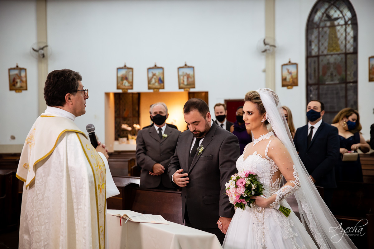 La casa da noiva; Santuário Nossa Senhora de Lourdes; Noivas curitibanas; noivas de curitiba; fotografo de casamento curitiba; fotografia de casamento curitiba; casamento na igreja; ensaio dos noivos; teatro paiol; deborah ayecha fotografia;