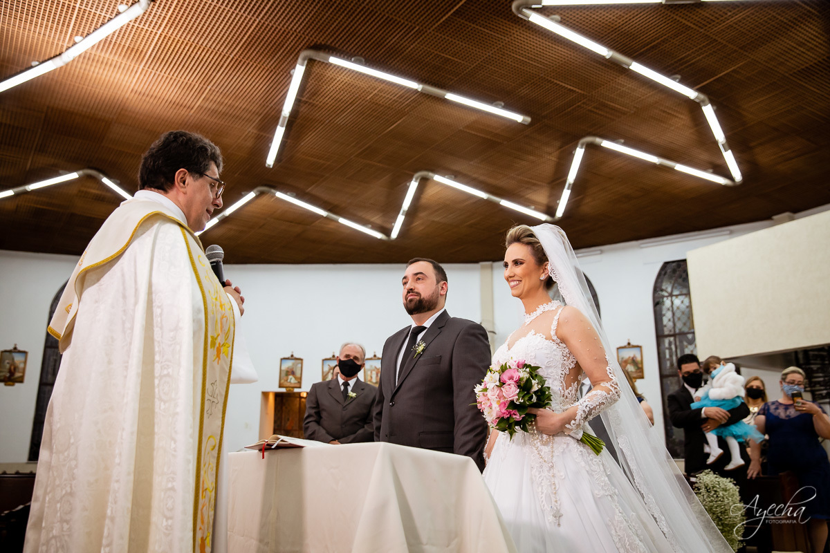 La casa da noiva; Santuário Nossa Senhora de Lourdes; Noivas curitibanas; noivas de curitiba; fotografo de casamento curitiba; fotografia de casamento curitiba; casamento na igreja; ensaio dos noivos; teatro paiol; deborah ayecha fotografia;