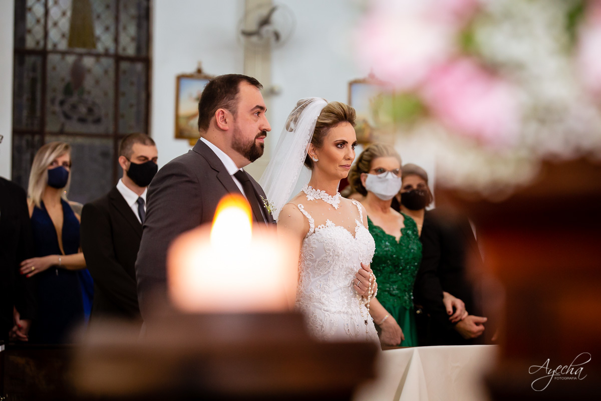 La casa da noiva; Santuário Nossa Senhora de Lourdes; Noivas curitibanas; noivas de curitiba; fotografo de casamento curitiba; fotografia de casamento curitiba; casamento na igreja; ensaio dos noivos; teatro paiol; deborah ayecha fotografia;