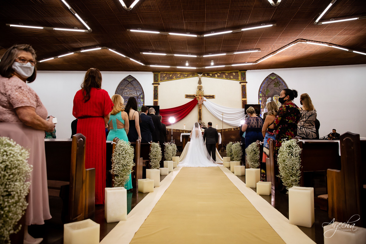 La casa da noiva; Santuário Nossa Senhora de Lourdes; Noivas curitibanas; noivas de curitiba; fotografo de casamento curitiba; fotografia de casamento curitiba; casamento na igreja; ensaio dos noivos; teatro paiol; deborah ayecha fotografia;