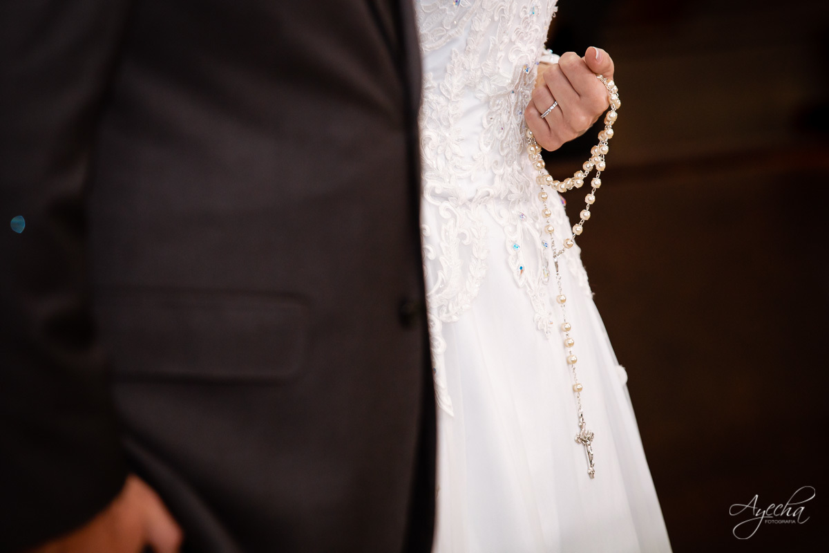 La casa da noiva; Santuário Nossa Senhora de Lourdes; Noivas curitibanas; noivas de curitiba; fotografo de casamento curitiba; fotografia de casamento curitiba; casamento na igreja; ensaio dos noivos; teatro paiol; deborah ayecha fotografia;