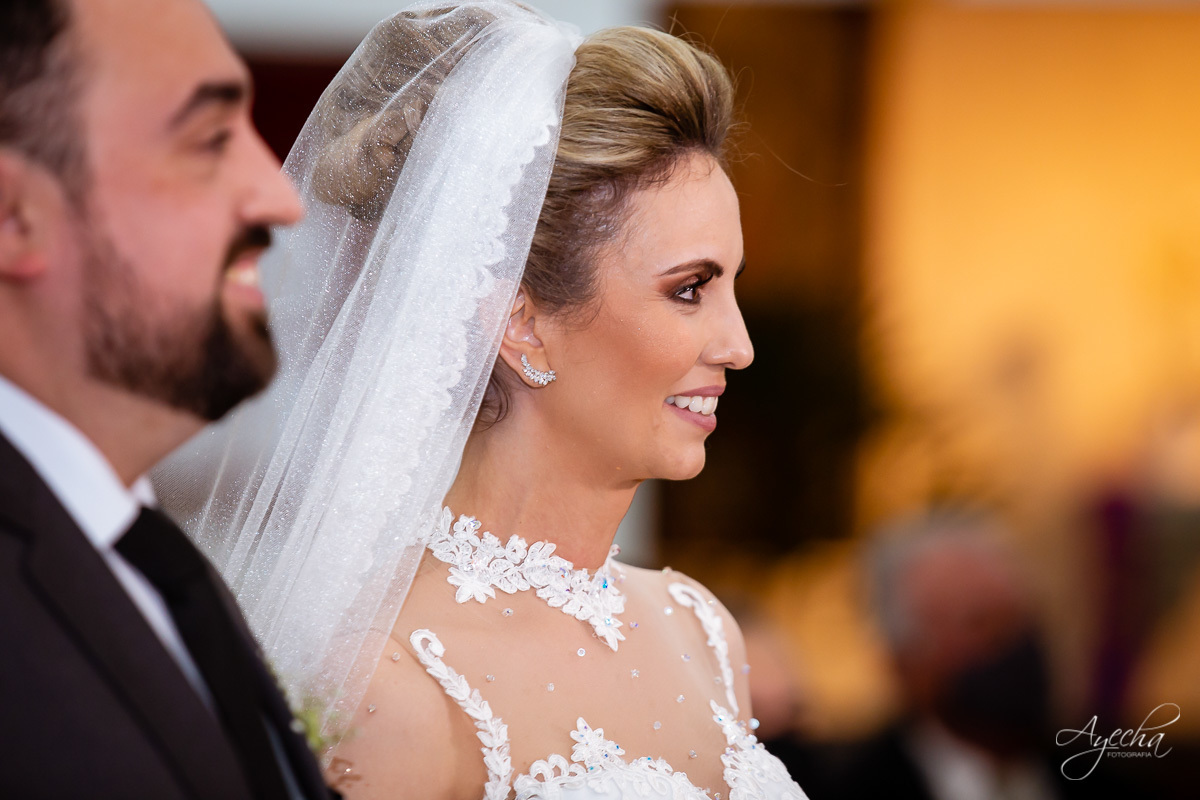 La casa da noiva; Santuário Nossa Senhora de Lourdes; Noivas curitibanas; noivas de curitiba; fotografo de casamento curitiba; fotografia de casamento curitiba; casamento na igreja; ensaio dos noivos; teatro paiol; deborah ayecha fotografia;