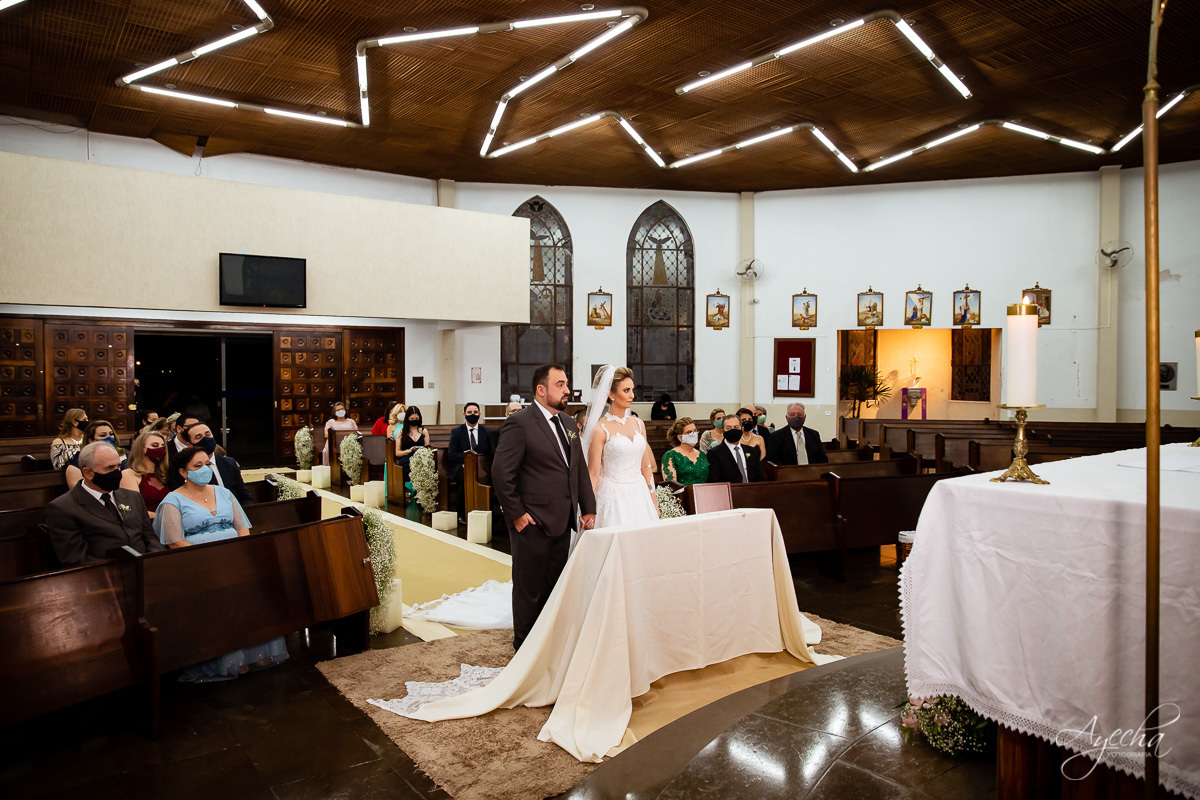 La casa da noiva; Santuário Nossa Senhora de Lourdes; Noivas curitibanas; noivas de curitiba; fotografo de casamento curitiba; fotografia de casamento curitiba; casamento na igreja; ensaio dos noivos; teatro paiol; deborah ayecha fotografia;