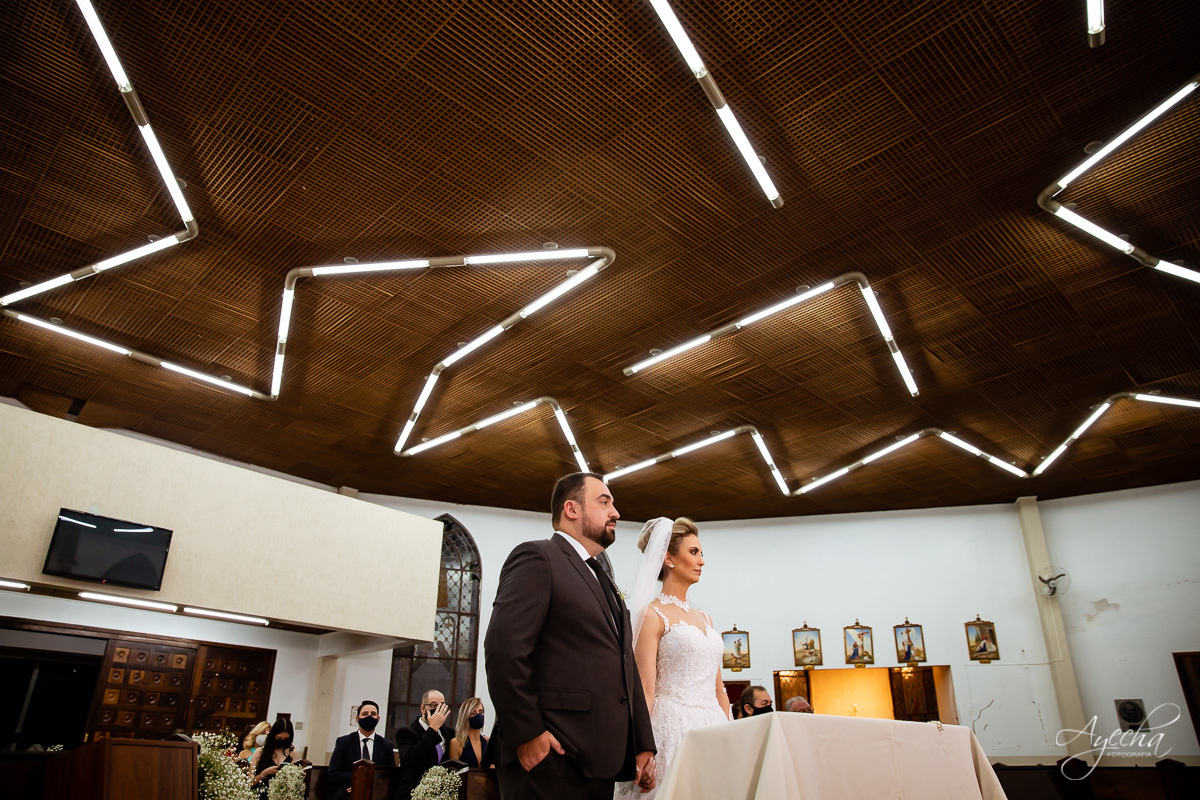 La casa da noiva; Santuário Nossa Senhora de Lourdes; Noivas curitibanas; noivas de curitiba; fotografo de casamento curitiba; fotografia de casamento curitiba; casamento na igreja; ensaio dos noivos; teatro paiol; deborah ayecha fotografia;