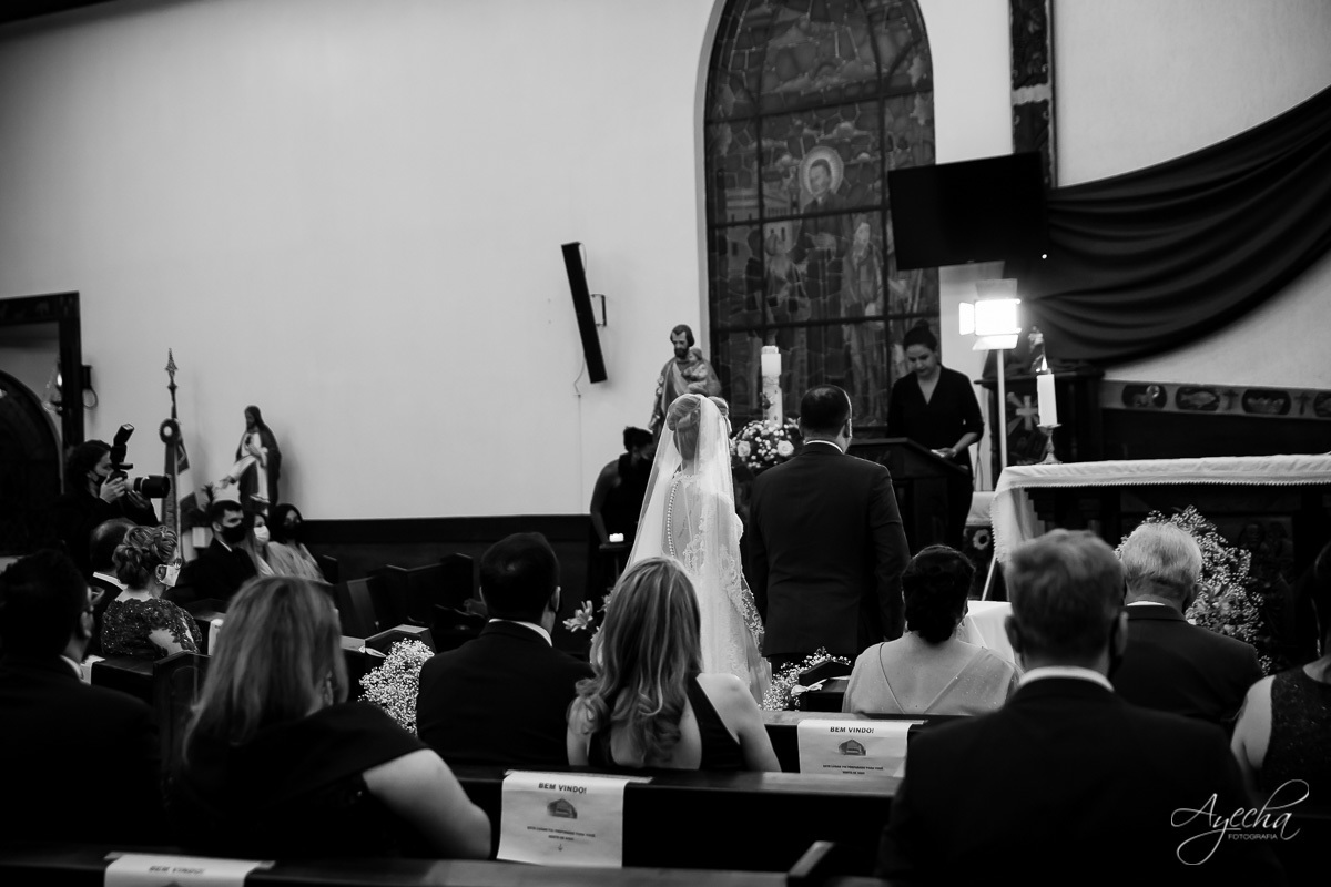 La casa da noiva; Santuário Nossa Senhora de Lourdes; Noivas curitibanas; noivas de curitiba; fotografo de casamento curitiba; fotografia de casamento curitiba; casamento na igreja; ensaio dos noivos; teatro paiol; deborah ayecha fotografia;