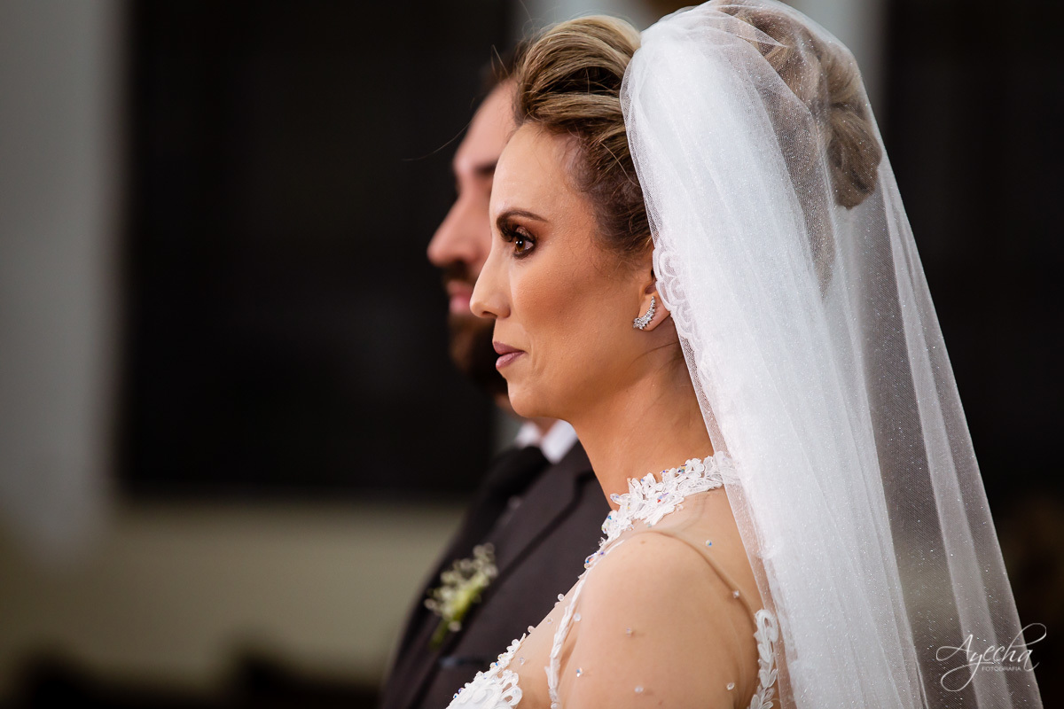 La casa da noiva; Santuário Nossa Senhora de Lourdes; Noivas curitibanas; noivas de curitiba; fotografo de casamento curitiba; fotografia de casamento curitiba; casamento na igreja; ensaio dos noivos; teatro paiol; deborah ayecha fotografia;