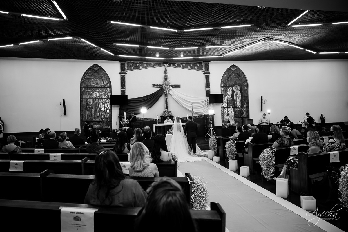 La casa da noiva; Santuário Nossa Senhora de Lourdes; Noivas curitibanas; noivas de curitiba; fotografo de casamento curitiba; fotografia de casamento curitiba; casamento na igreja; ensaio dos noivos; teatro paiol; deborah ayecha fotografia;