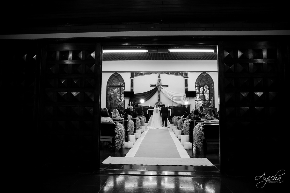 La casa da noiva; Santuário Nossa Senhora de Lourdes; Noivas curitibanas; noivas de curitiba; fotografo de casamento curitiba; fotografia de casamento curitiba; casamento na igreja; ensaio dos noivos; teatro paiol; deborah ayecha fotografia;