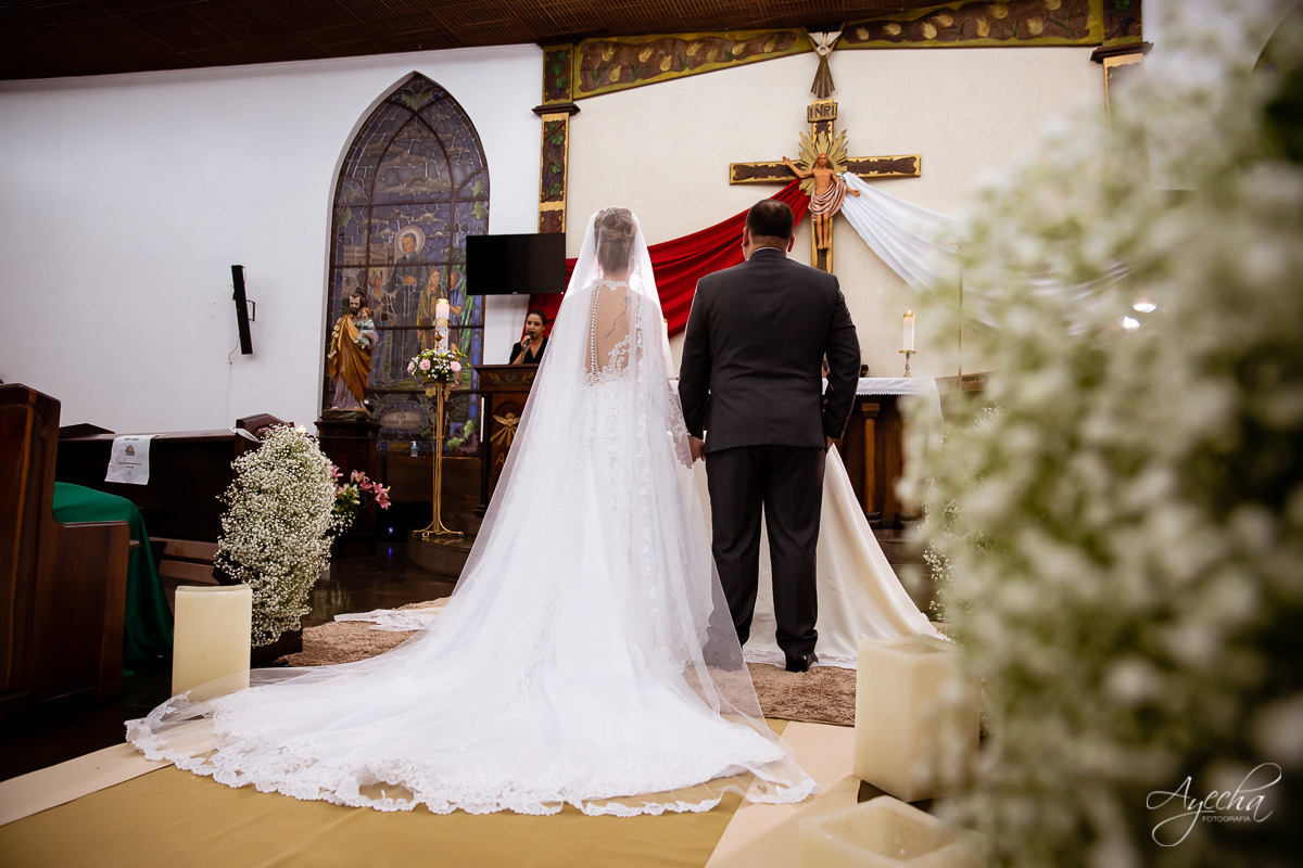 La casa da noiva; Santuário Nossa Senhora de Lourdes; Noivas curitibanas; noivas de curitiba; fotografo de casamento curitiba; fotografia de casamento curitiba; casamento na igreja; ensaio dos noivos; teatro paiol; deborah ayecha fotografia;