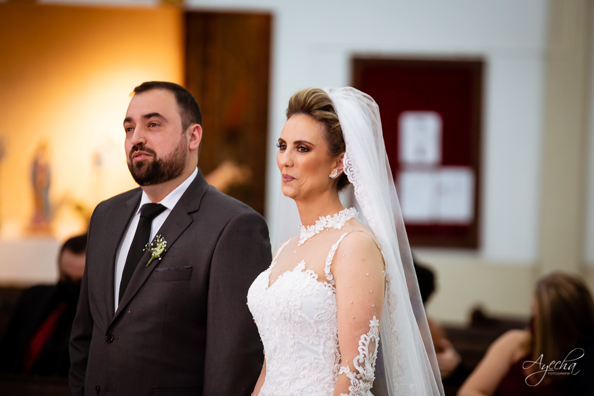 La casa da noiva; Santuário Nossa Senhora de Lourdes; Noivas curitibanas; noivas de curitiba; fotografo de casamento curitiba; fotografia de casamento curitiba; casamento na igreja; ensaio dos noivos; teatro paiol; deborah ayecha fotografia;