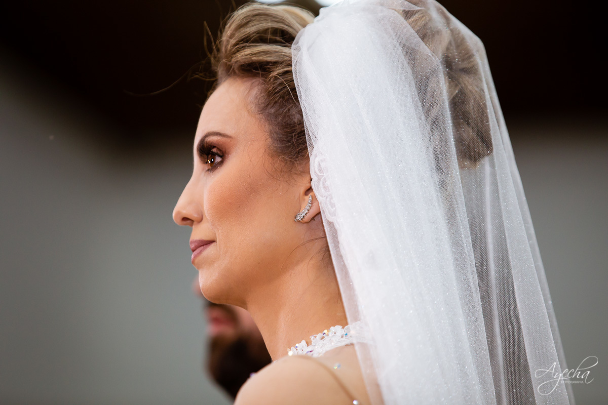 La casa da noiva; Santuário Nossa Senhora de Lourdes; Noivas curitibanas; noivas de curitiba; fotografo de casamento curitiba; fotografia de casamento curitiba; casamento na igreja; ensaio dos noivos; teatro paiol; deborah ayecha fotografia;