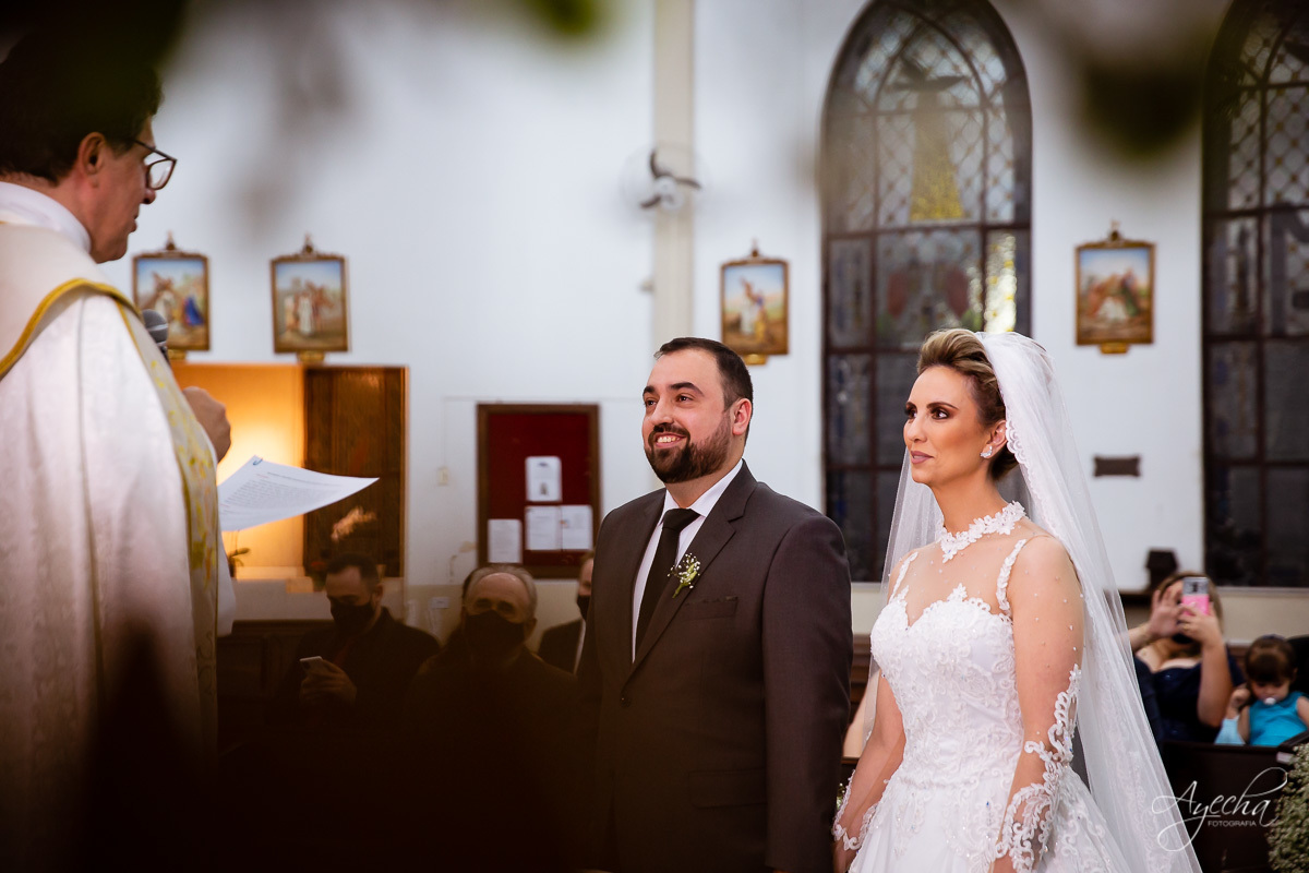 La casa da noiva; Santuário Nossa Senhora de Lourdes; Noivas curitibanas; noivas de curitiba; fotografo de casamento curitiba; fotografia de casamento curitiba; casamento na igreja; ensaio dos noivos; teatro paiol; deborah ayecha fotografia;