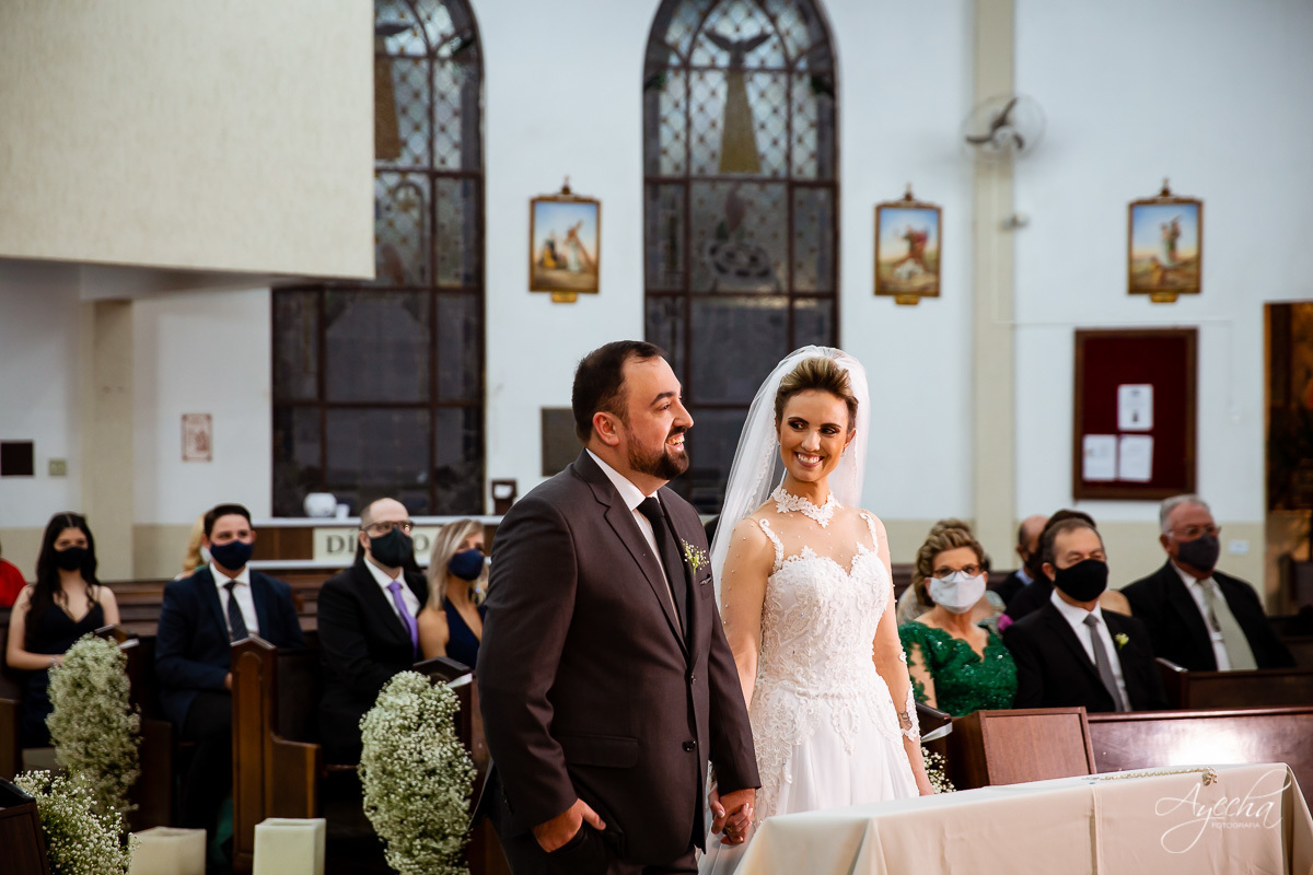 La casa da noiva; Santuário Nossa Senhora de Lourdes; Noivas curitibanas; noivas de curitiba; fotografo de casamento curitiba; fotografia de casamento curitiba; casamento na igreja; ensaio dos noivos; teatro paiol; deborah ayecha fotografia;