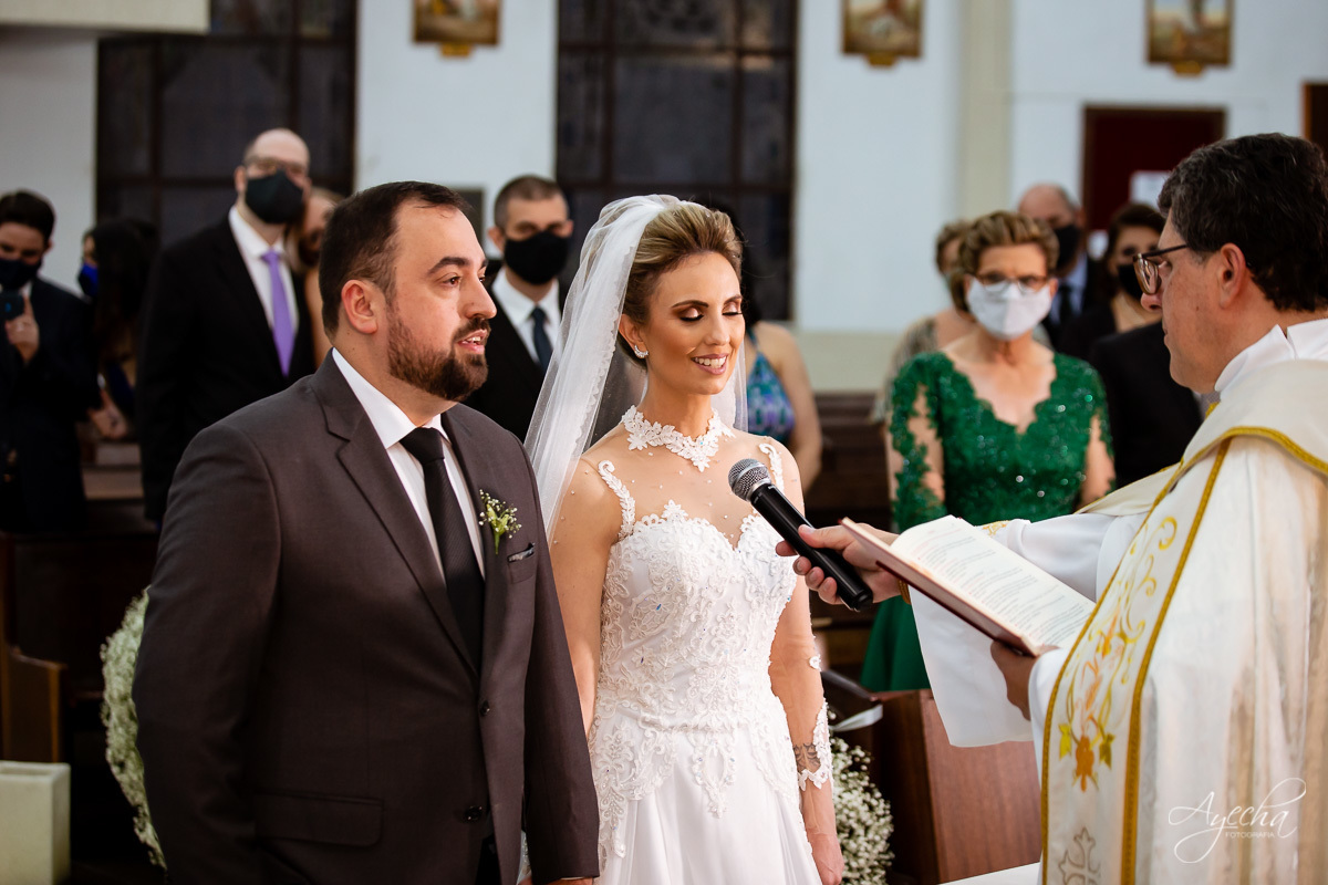 La casa da noiva; Santuário Nossa Senhora de Lourdes; Noivas curitibanas; noivas de curitiba; fotografo de casamento curitiba; fotografia de casamento curitiba; casamento na igreja; ensaio dos noivos; teatro paiol; deborah ayecha fotografia;