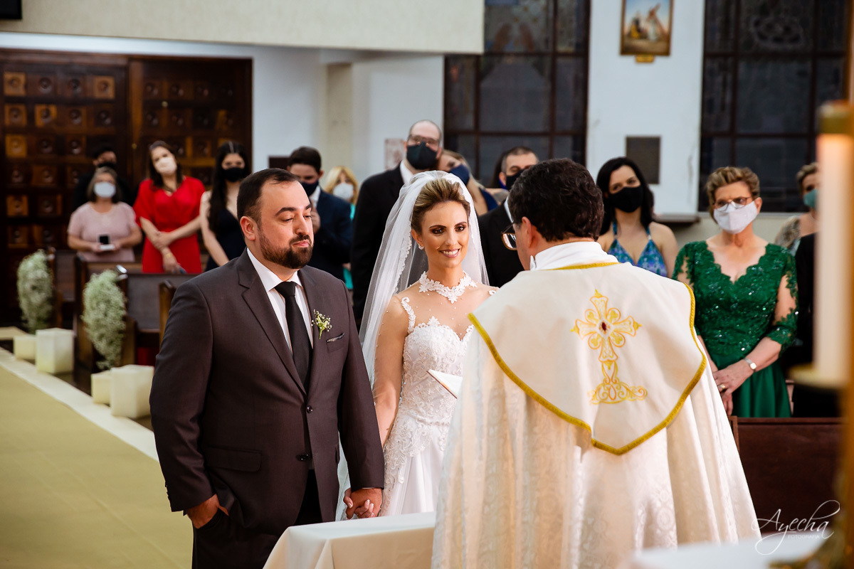 La casa da noiva; Santuário Nossa Senhora de Lourdes; Noivas curitibanas; noivas de curitiba; fotografo de casamento curitiba; fotografia de casamento curitiba; casamento na igreja; ensaio dos noivos; teatro paiol; deborah ayecha fotografia;