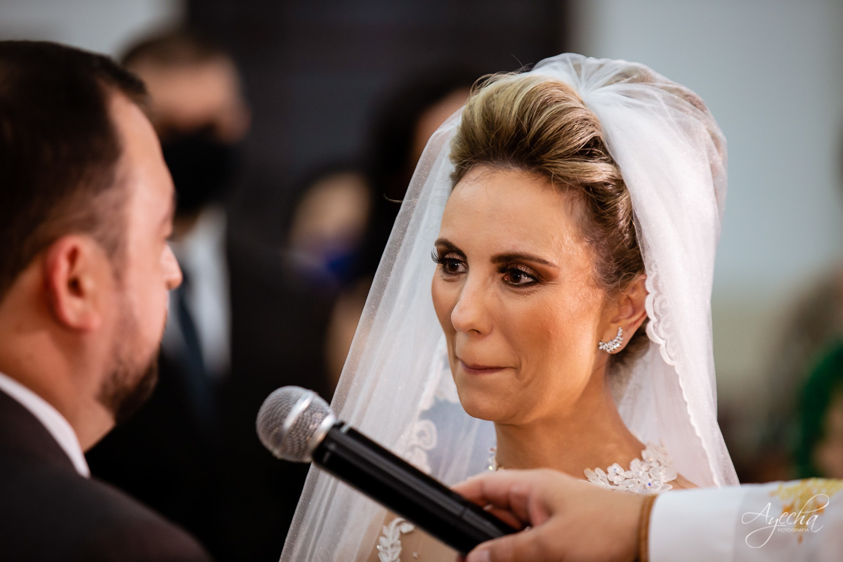 La casa da noiva; Santuário Nossa Senhora de Lourdes; Noivas curitibanas; noivas de curitiba; fotografo de casamento curitiba; fotografia de casamento curitiba; casamento na igreja; ensaio dos noivos; teatro paiol; deborah ayecha fotografia;