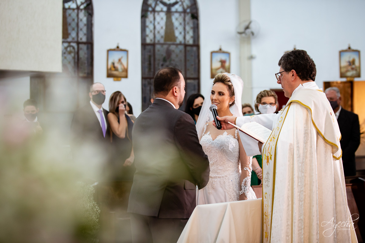 La casa da noiva; Santuário Nossa Senhora de Lourdes; Noivas curitibanas; noivas de curitiba; fotografo de casamento curitiba; fotografia de casamento curitiba; casamento na igreja; ensaio dos noivos; teatro paiol; deborah ayecha fotografia;